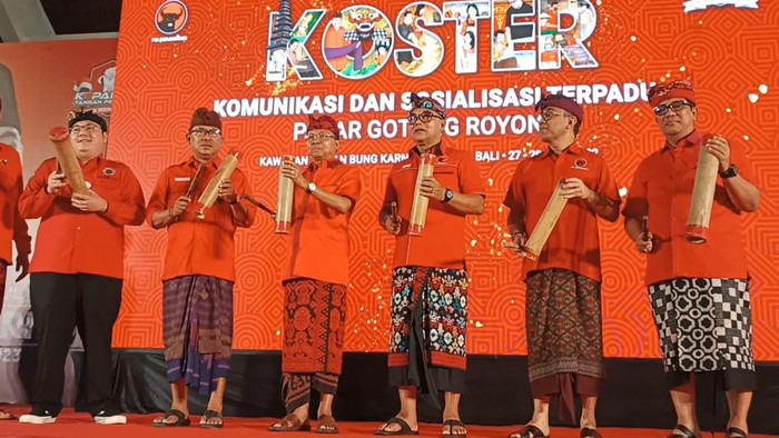 Ketua DPD PDIP Bali Wayan Koster (tiga dari kiri) dalam pelantikan DPD BMI Bali di Gedung Kesenian I Ketut Maria, Tabanan, Selasa (27/6/2023).