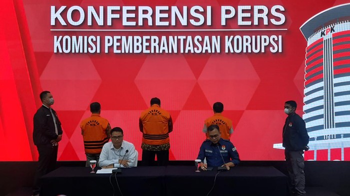 KPK menahan tiga orang tersangka kasus suap beli jabatan di lingkup Kabupaten Pemalang