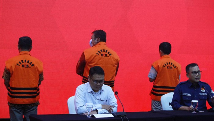 Tiga orang tersangka pejabat Kabupaten Pemalang yaitu Kepala Badan Kesatuan Bangsa dan Politik (BKPP) Bambang Haryono, Kepala Dinas Lingkungan Hidup (Kadis LH) Raharjo dan Kepala Dinas Perumahan dan Kawasan Permukiman (Kadis PKP) Moh. Ramdon, ditahan usai menjalani pemeriksaan di Gedung Merah Putih KPK Jakarta, Selasa (27/6/2023). Ketiganya diduga menyuap Bupati Pemalang (2021 - 2022) Mukti Agung Wibowo agar dapat lolos seleksi untuk posisi jabatan Eselon II di Kabupaten Pemalang, kasus ini adalah pengembangan dari OTT yang menjerat Bupati Pemalang Mukti Agung Wibowo Agustus 2022 lalu.
