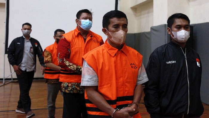 KPK Tahan Tiga Pejabat Kabupaten Pemalang Tiga orang tersangka pejabat Kabupaten Pemalang yaitu Kepala Badan Kesatuan Bangsa dan Politik (BKPP) Bambang Haryono, Kepala Dinas Lingkungan Hidup (Kadis LH) Raharjo dan Kepala Dinas Perumahan dan Kawasan Permukiman (Kadis PKP) Moh. Ramdon, ditahan usai menjalani pemeriksaan di Gedung Merah Putih KPK Jakarta, Selasa (27/6/2023). Ketiganya diduga menyuap Bupati Pemalang (2021 - 2022) Mukti Agung Wibowo agar dapat lolos seleksi untuk posisi jabatan Eselon II di Kabupaten Pemalang, kasus ini adalah pengembangan dari OTT yang menjerat Bupati Pemalang Mukti Agung Wibowo Agustus 2022 lalu.