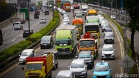 Sejumlah ruas jalan tol mulai menunjukkan peningkatan volume kendaraan siang ini.