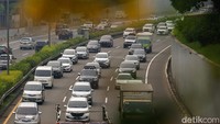 Kendaraan melintas di Tol JORR, Jakarta, Selasa (27/6/2023). Jasa Marga memprediksi sebanyak 1.065.952 kendaraan akan meninggalkan Jabodetabek via ruas jalan tol selama Libur Idul Adha.