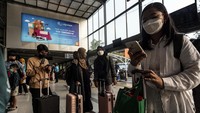 Sejumlah pemudik menunggu kedatangan kereta api di Stasiun Pasar Senen, Jakarta, Selasa (27/6/2023).  
