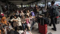 Kereta Api Indonesia Daop 1 Jakarta per 27 Juni 2023 mencatat sekitar 17.500 penumpang berangkat dari Stasiun Pasar Senen dan sekitar 14.500 penumpang berangkat dari Stasiun Gambir menjelang libur Idul Adha 1444 H.   