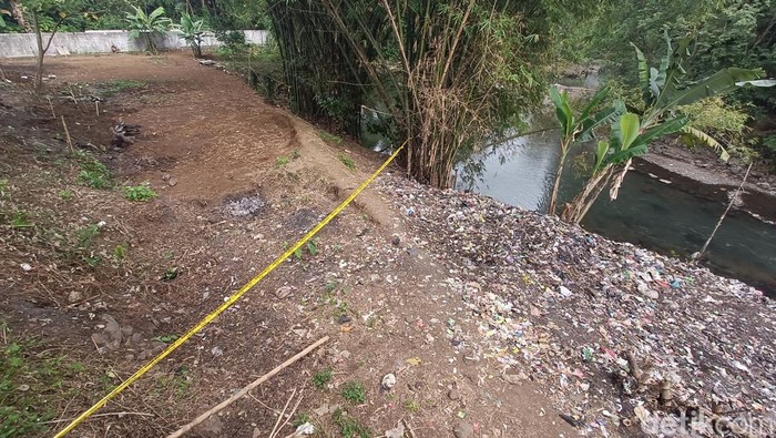 Lokasi tempat penemuan 4 kerangka bayi yang bersebelahan dengan tempat pembuangan sampah warga setempat di Kelurahan Tanjung, Kecamatan Purwokerto Selatan, Banyumas, Selasa (27/6/2023).