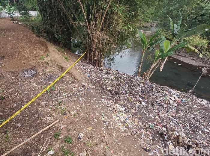 Lokasi tempat penemuan 4 kerangka bayi yang bersebelahan dengan tempat pembuangan sampah warga setempat di Kelurahan Tanjung, Kecamatan Purwokerto Selatan, Banyumas, Selasa (27/6/2023).