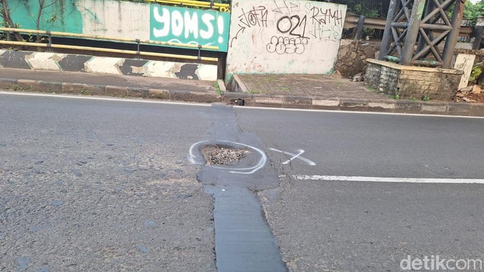 Lokasi wanita jatuh ke Kali Pesanggrahan, Jaksel. usai menghantam lubang (Mulia/detikom)