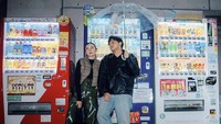 Wanita kelahiran 2000 ini juga sempat pergi ke luar negeri bersama Rizky Febian. Begini gaya mereka saat berada di depan mesin minuman otomatis. Foto: Instagram @mahaliniraharja / YouTube