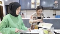 Kali ini, penyanyi asal Denpasar itu sedang memamerkan keahliannya saat membuat sambal matah. Foto: Instagram @mahaliniraharja / YouTube