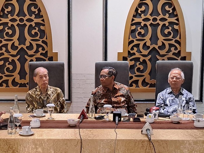 Mahfud Md dialog dengan Sudaryanto Yanto Priyono (kiri) dan Jaroni Soejomartono (kanan)
