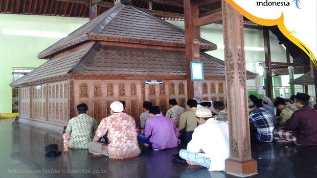 Berikutnya, detikers bisa pergi ke Makam Syekh Asmoro Qondi di Desa Gesikharjo, Palang, Tuban. Di sini, terdapat makam keluarga dan sahabat Syekh Asmoro Qondi.