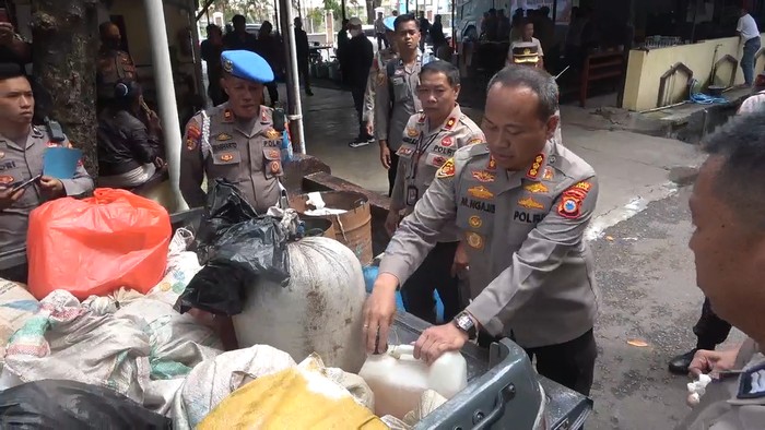 Kapolrestabes Makassar Kombes Mokhamad Ngajib saat memperlihatkan ratusan liter miras yang disita.