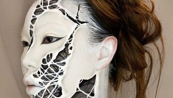 Menyulam wajah... Foto: Mimi Choi via Boredpanda