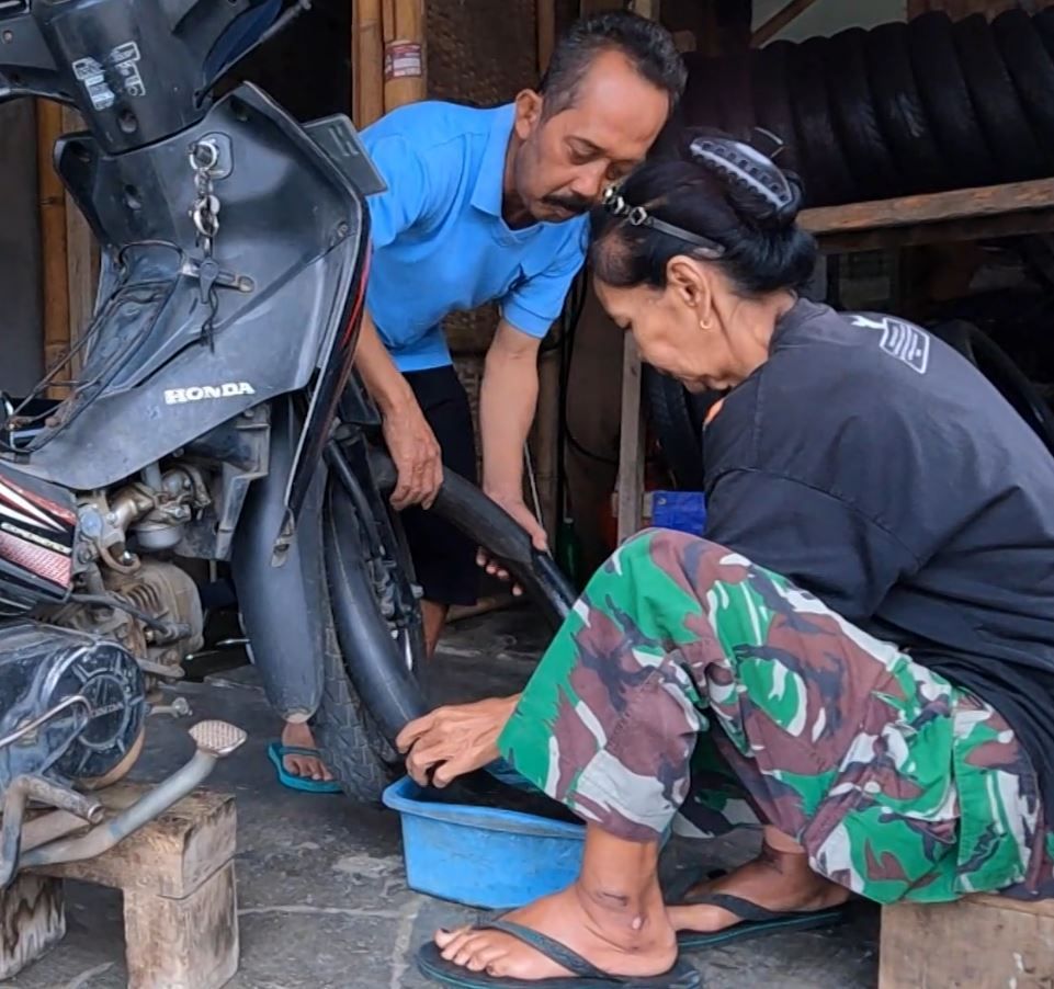 Maryani mengalami keterbatasan fisik usai kecelakaan yang menimpanya. Ia dibantu sang suami yang menderita parkinson untuk mencari nafkah. Yuk, kita mereka!