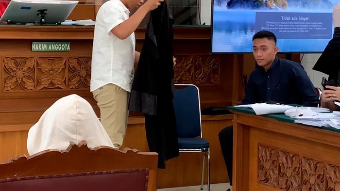 Terdakwa AG menjadi saksi di persidangan Mario Dandy dan Shane Lukas hari ini. AG hadir secara langsung di ruang sidang namun sidang digelar secara tertutup.