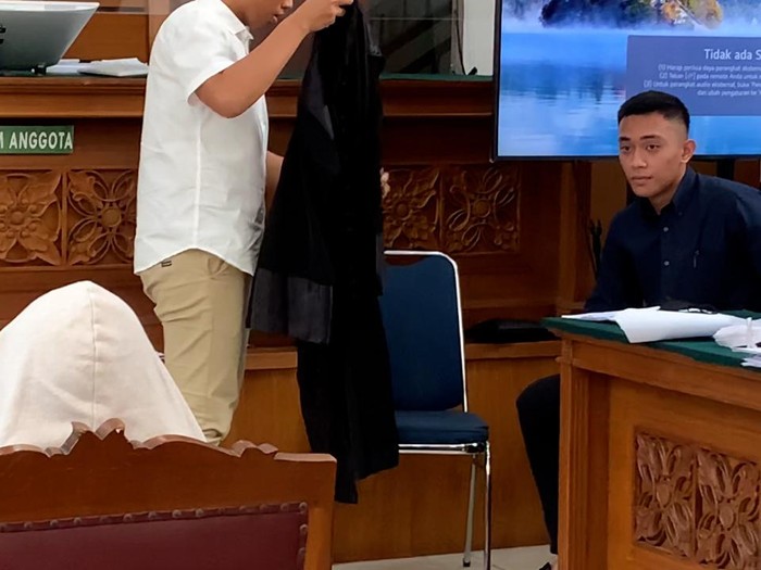 Terdakwa AG menjadi saksi di persidangan Mario Dandy dan Shane Lukas hari ini. AG hadir secara langsung di ruang sidang namun sidang digelar secara tertutup.