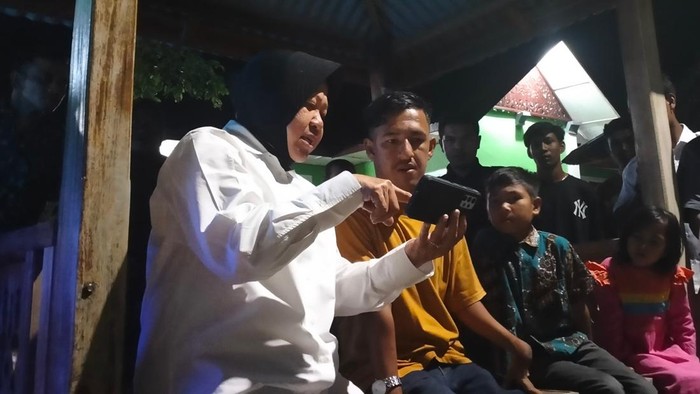 Mensos Risma saat berada di Sentra Darussaadah (Agus Setyadi/detikSumut)
