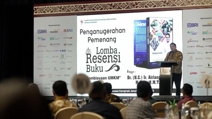Menteri Koordinator Bidang Perekonomian Airlangga Hartarto mengapresiasi pemenang lomba resensi bukunya yang bertajuk Pembiayaan UMKM.