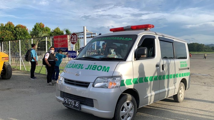 Mobil jenazah korban jatuhnya pesawat SAM Air saat hendak menuju RS Bhayangkara Jayapura.
