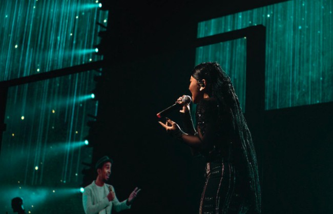 Lewat Konser Glenn Fredly 25 Years Of Music, Mutia Ayu mempertemukan Gewa dan sang ayah lewat teknologi hologram pada akhir pekan lalu. Foto: Dok. Instagram mutia_ayuu