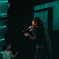 Lewat Konser Glenn Fredly 25 Years Of Music, Mutia Ayu mempertemukan Gewa dan sang ayah lewat teknologi hologram pada akhir pekan lalu. Foto: Dok. Instagram mutia_ayuu