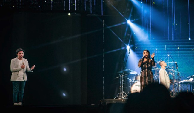 Ada momen di mana Glenn Fredly berduet dengan Mutia Ayu di konser tersebut. “Akhirnya Konser yang di tunggu-tunggu sama kamu kita wujudkan Bebeh @glennfredly309 meski berat berjalan tanpa kamu, tapi kita semua di sini berusaha memberikan yang terbaik,” tulis Mutia Ayu di Instagram. Foto: Dok. Instagram mutia_ayuu