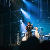 Ada momen di mana Glenn Fredly berduet dengan Mutia Ayu di konser tersebut. “Akhirnya Konser yang di tunggu-tunggu sama kamu kita wujudkan Bebeh @glennfredly309 meski berat berjalan tanpa kamu, tapi kita semua di sini berusaha memberikan yang terbaik,” tulis Mutia Ayu di Instagram. Foto: Dok. Instagram mutia_ayuu