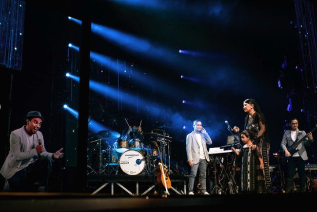 Mutia Ayu tampak cantik mengenakan dress hitam. Dalam versi hologram, Glenn Fredly hadir mengenakan celana jeans, kaos putih, dan blazer abu-abu. Foto: Dok. Instagram mutia_ayuu