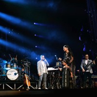 Mutia Ayu tampak cantik mengenakan dress hitam. Dalam versi hologram, Glenn Fredly hadir mengenakan celana jeans, kaos putih, dan blazer abu-abu. Foto: Dok. Instagram mutia_ayuu