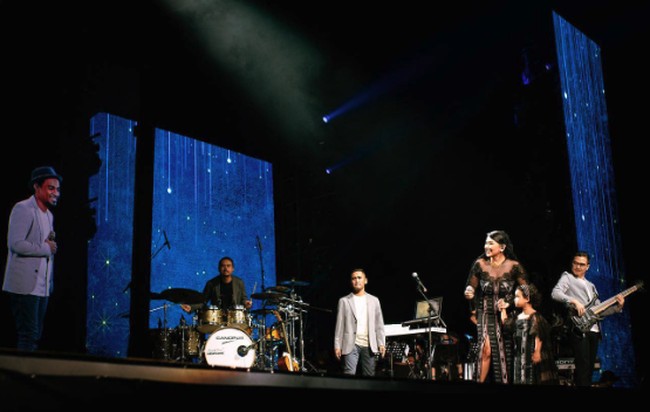 Momen haru pun tercipta ketika Gewa bertemu sang ayah. Dalam konser, seolah Glenn Fredly menyapa Gewa untuk bernyanyi bersama. Foto: Dok. Instagram mutia_ayuu