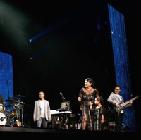 Momen haru pun tercipta ketika Gewa bertemu sang ayah. Dalam konser, seolah Glenn Fredly menyapa Gewa untuk bernyanyi bersama. Foto: Dok. Instagram mutia_ayuu