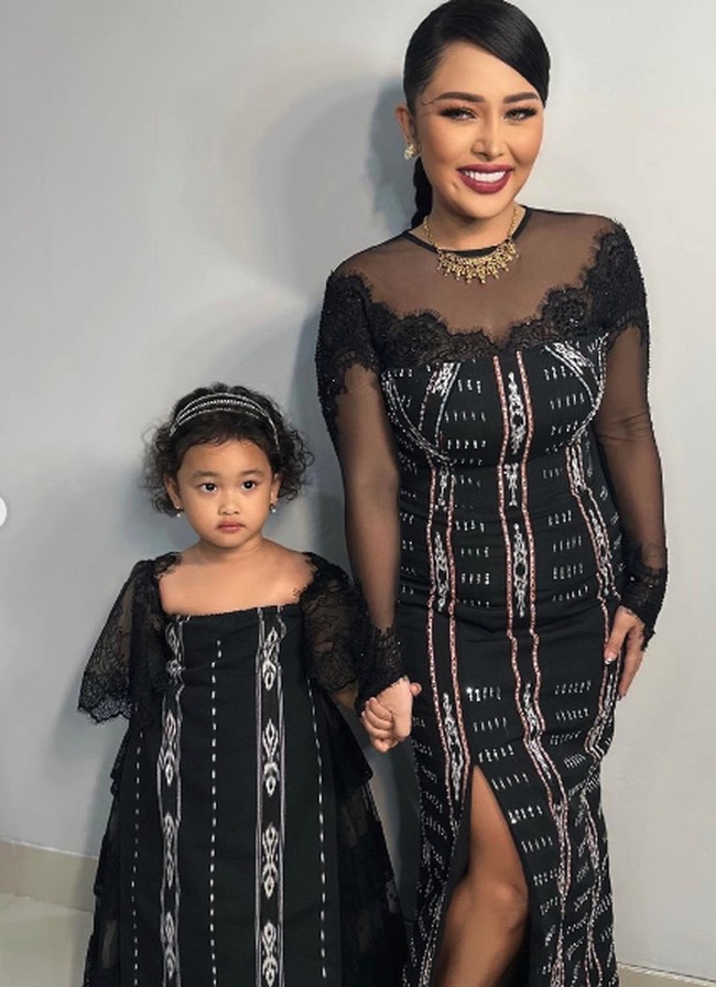 Gewa sendiri juga ikut bersuka cita mengenakan dress hitam seperti sang ibunda. Foto: Dok. Instagram mutia_ayuu