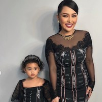 Gewa sendiri juga ikut bersuka cita mengenakan dress hitam seperti sang ibunda. Foto: Dok. Instagram mutia_ayuu