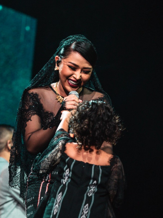 “Terimakasih Gewa udah temenin dan kuatin Bunda di atas panggung, karna Gewa Bunda bisa lewatin semua,” tulis Mutia Ayu di Instagram. Foto: Dok. Instagram mutia_ayuu