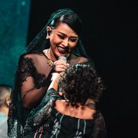 “Terimakasih Gewa udah temenin dan kuatin Bunda di atas panggung, karna Gewa Bunda bisa lewatin semua,” tulis Mutia Ayu di Instagram. Foto: Dok. Instagram mutia_ayuu