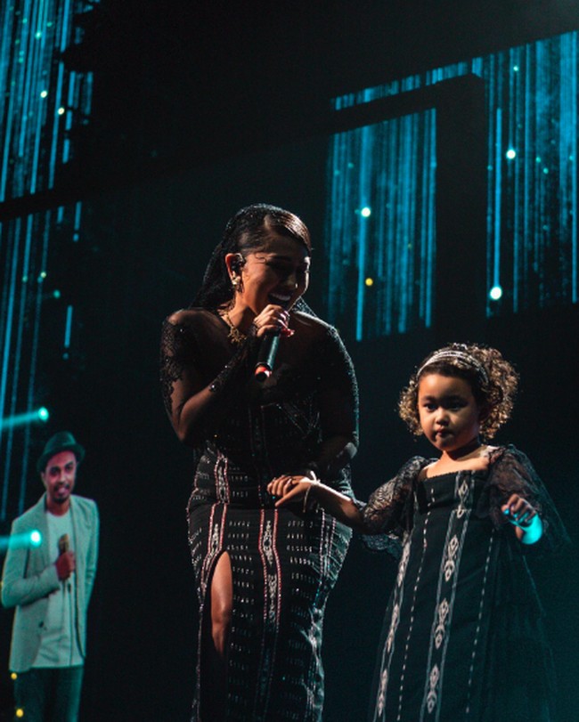 Glenn Fredly tampak tersenyum bersama Mutia Ayu dan Gewa. “Rasanya tidak cukup ungkapan kata Terimakasih ini untuk semua pihak yang telah mewujudkan acara ini, beribu kata Syukur dan Terimakasih kepada semua yang tak pernah lelah untuk selalu suport acara Glenn Fredly 25 Years Of Music sehingga berjalan dengan lancar,” tulis Mutia Ayu di Instagram. Foto: Dok. Instagram mutia_ayuu