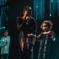 Glenn Fredly tampak tersenyum bersama Mutia Ayu dan Gewa. “Rasanya tidak cukup ungkapan kata Terimakasih ini untuk semua pihak yang telah mewujudkan acara ini, beribu kata Syukur dan Terimakasih kepada semua yang tak pernah lelah untuk selalu suport acara Glenn Fredly 25 Years Of Music sehingga berjalan dengan lancar,” tulis Mutia Ayu di Instagram. Foto: Dok. Instagram mutia_ayuu