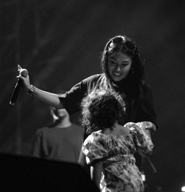 Mutia Ayu pun merasa bahagia karena bisa mewujudkan impian Glenn Fredly manggung bersama putrinya. “Semoga ayah happy di sana karna apa yang Ayah inginkan Gewa temenin Ayah di atas panggung Akhirnya terjadi,meskipun dalam bentuk hologram tapi mudah-mudahan ayah happy di sana,” tulis Mutia Ayu. Foto: Instagram@mutia_ayuu