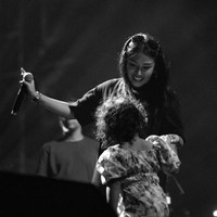 Mutia Ayu pun merasa bahagia karena bisa mewujudkan impian Glenn Fredly manggung bersama putrinya. “Semoga ayah happy di sana karna apa yang Ayah inginkan Gewa temenin Ayah di atas panggung Akhirnya terjadi,meskipun dalam bentuk hologram tapi mudah-mudahan ayah happy di sana,” tulis Mutia Ayu. Foto: Instagram@mutia_ayuu