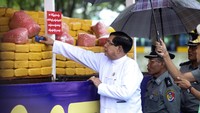 Soe Thein, kepala menteri wilayah Yangon, memeriksa narkotika ilegal yang disita di Yangon, Myanmar, Senin (26/6/2023).