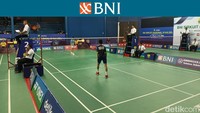 Di partai lain hari ini ada pula partai Naufal Norfadhillah Rasya melawan unggulan kelima M.Dzaky Matalatta. Pertandingan 32 besar Tunggal Pemula Putra itu dimenangi Dzaky dengan 21-9, 21-9. Foto: Muhammad Budi Kurniawan/detikcom