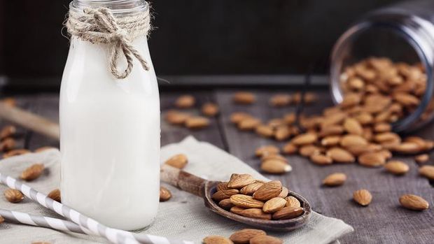 5 Perbedaan Oat Milk dan Almond Milk, Mana yang Lebih Sehat?