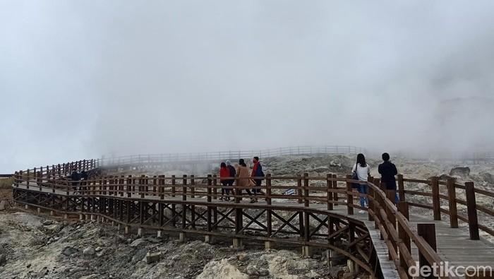 Obyek wisata Kawah Sikidang Dieng.