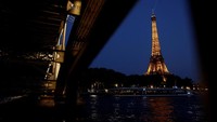 Begini suasana malam hari di kawasan Menara Eiffel, Paris, Prancis, Senin (26/6/2023).