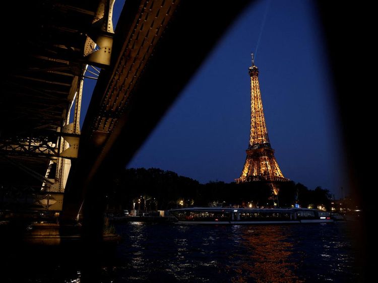 Malam Romantis di Tepi Paris
