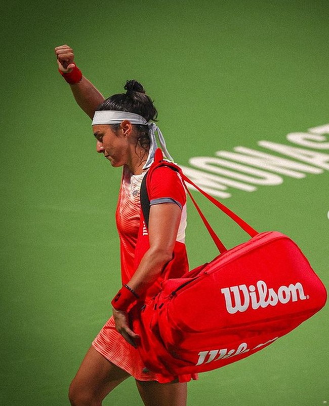 Petenis wanita muslim itu protes setelah klub tenis All England membuat penyesuaian aturan di mana wanita boleh menggunakan underwear warna gelap. Sebelumnya, petenis wanita hanya diperbolehkan menggunakan underwear putih. Foto: dok. Instagram/ @onsjabeur