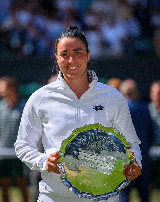 Inilah potret Ons Jabeur saat memenangkan piala Wimbledon di Tahun ini ia kembali berlaga di pertandingan tenis bergengsi Inggris itu. Foto: dok. Instagram/ @onsjabeur
