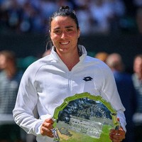 Inilah potret Ons Jabeur saat memenangkan piala Wimbledon di Tahun ini ia kembali berlaga di pertandingan tenis bergengsi Inggris itu. Foto: dok. Instagram/ @onsjabeur