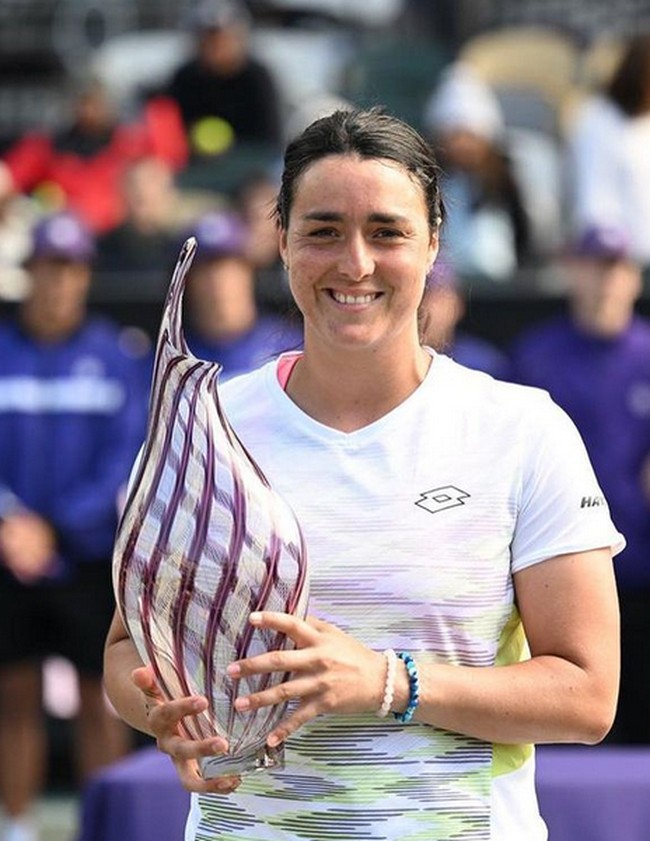 Ons Jabeur mengkritik aturan Wimbledon tersebut. Aturan tersebut justru bisa membuat malu wanita karena jadi ketahuan jika mereka sedang haid. Foto: dok. Instagram/ @onsjabeur
