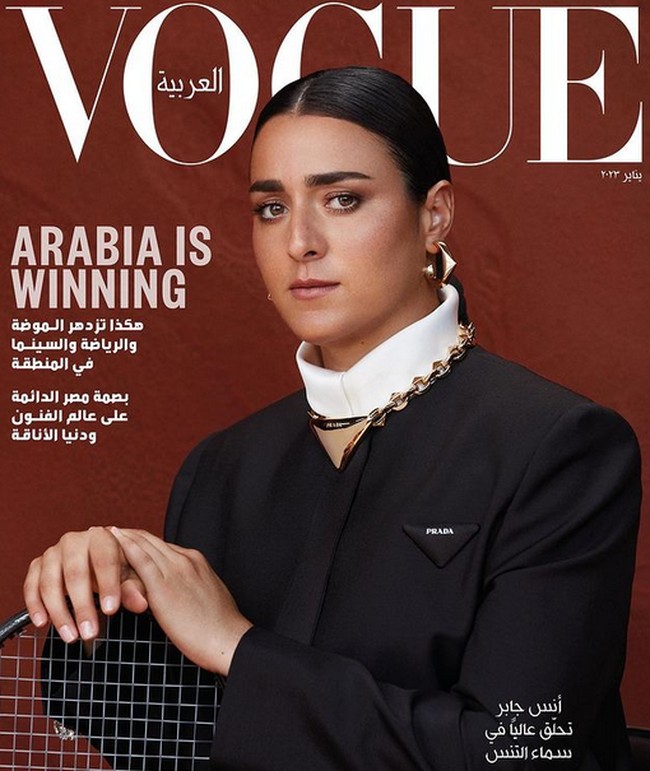 Sebagai wanita Arab inspiratif, Jabeur pun pernah menjadi cover untuk majalah Vogue Arab. “Saya tahu bahwa lebih banyak anak di Tunisia sekarang percaya bahwa mereka dapat memiliki karir tenis profesional,” ucap wanita asal Tunisia itu. Foto: dok. Instagram/ @onsjabeur